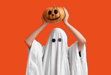 Cadılar Bayramı kostümlü genç bir kadın. Arka planda balkabağı tutan bir hayalet.