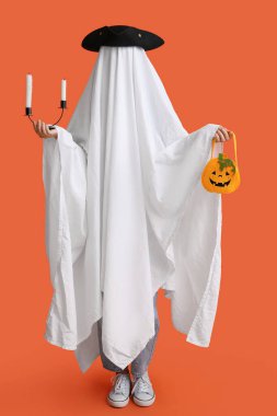 Cadılar Bayramı kostümlü genç bir kadın. Hayalet ve korsan şapkalı. Elinde şamdan var.