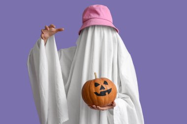 Cadılar Bayramı kostümlü kadın ve balkabaklı şapkalı kadın.