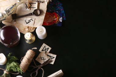 Cadının sihirli özellikleri karanlık masada.