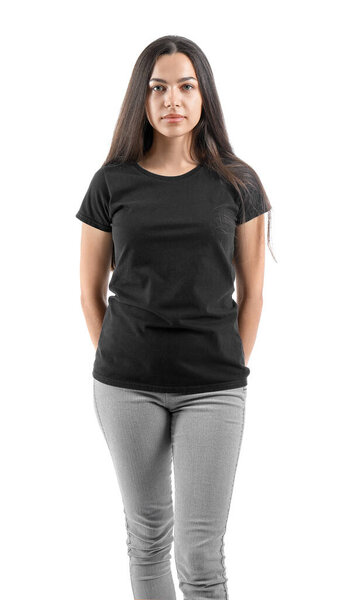 Молодая женщина в черной футболке на белом фоне