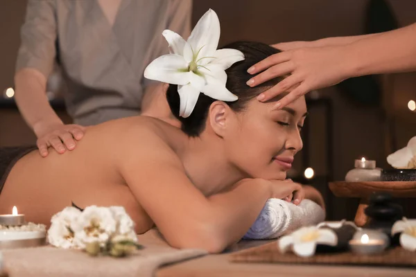 Jeune Femme Ayant Massage Dans Salon Spa Sombre — Photo