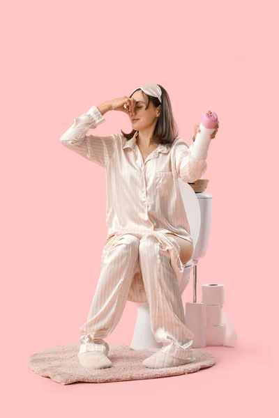 Unzufriedene Junge Frau Schlafanzug Mit Lufterfrischer Sitzt Auf Toilettenschüssel Vor — Stockfoto