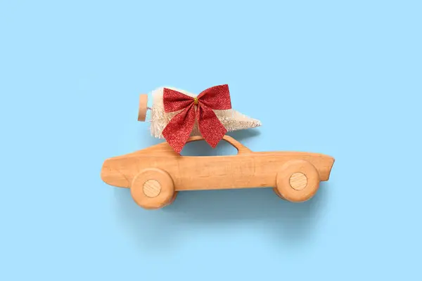 Weißer Weihnachtsbaum Und Holzspielzeugauto Auf Blauem Hintergrund — Stockfoto
