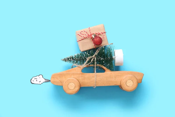 Weihnachtsbaum Mit Holzspielzeugauto Und Geschenkbox Auf Blauem Hintergrund — Stockfoto