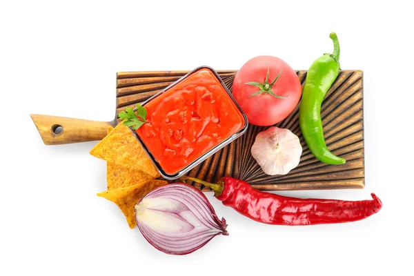 Lezzetli salsa soslu ahşap tahta, malzemeler ve beyaz arka planda nachos.