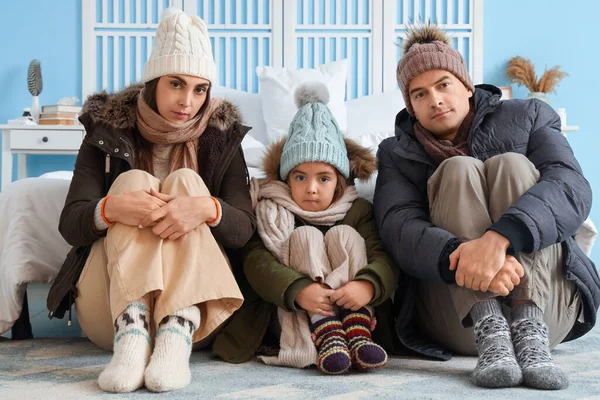 Fryst Familj Bär Vinterkläder Sovrum Med Brist Värme — Stockfoto
