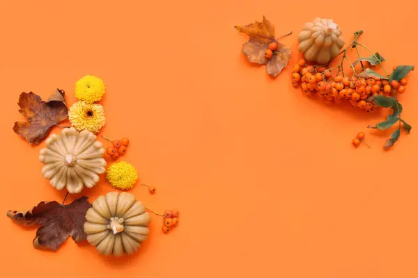 Σκελετός Από Κεριά Σχήμα Κολοκύθας Λουλουδιών Και Φθινοπωρινών Φύλλων Πορτοκαλί — Φωτογραφία Αρχείου