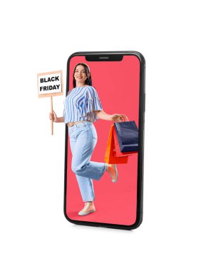 Akıllı telefonlu kolaj ve beyaz arka planda alışveriş torbaları tutan mutlu genç bir kadın. Kara Cuma indirimi