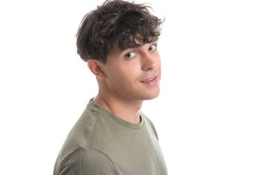 Beyaz arka plan üzerinde izole yakışıklı genç portresi