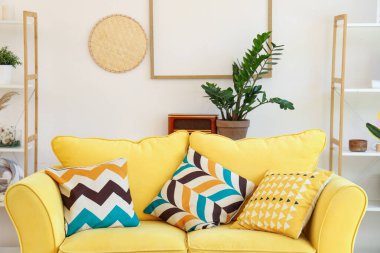 Sarı kanepeli, aydınlık oturma odasının içi