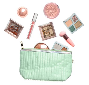 Farklı makyaj ürünleri içeren kozmetik çanta ve beyaz arka planda sünger.