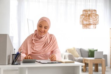 Masada çalışan olgun Müslüman kadın.