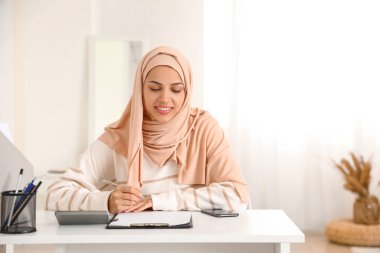 Masada çalışan genç Müslüman kadın.