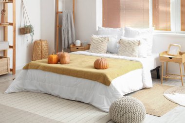 Yatak odasının içi balkabağıyla dolu.