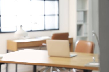 İş yerlerinin olduğu şık ofisin bulanık görünümü