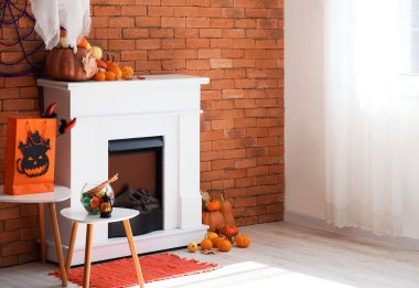 Cadılar Bayramı için şömine ve masalarla dekore edilmiş oturma odasının içi.