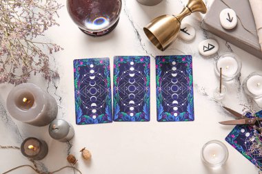 Cadı sihirli özellikleri hafif arka planda tarot kartları ile