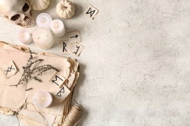 Cadının sihirli özellikleri hafif grunge arka planında yanan mumlarla