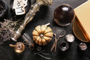 Cadının sihirli özellikleri karanlık arka planda balkabağı ile