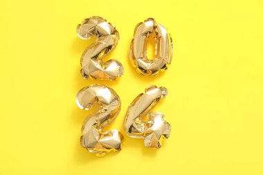 Sarı zemin üzerinde balonlardan yapılmış 2024 model.