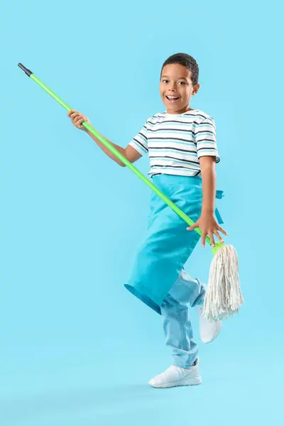 Niedlicher Kleiner Afroamerikanischer Junge Mit Wischmopp Auf Blauem Hintergrund — Stockfoto