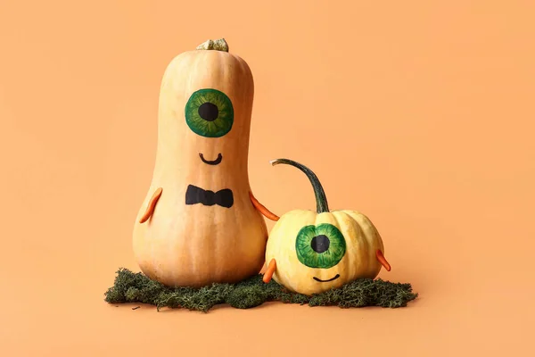 Αστείες Κολοκύθες Halloween Ζωγραφισμένα Ξένα Πρόσωπα Πορτοκαλί Φόντο — Φωτογραφία Αρχείου