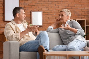 Evde kavga eden olgun bir çift.