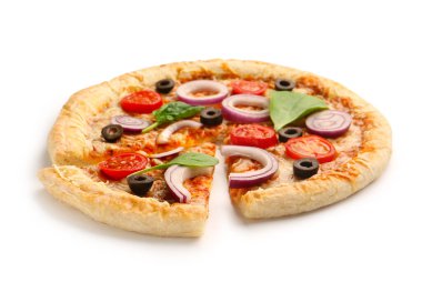 Fesleğenli lezzetli pizza ve beyaz arka planda domates.