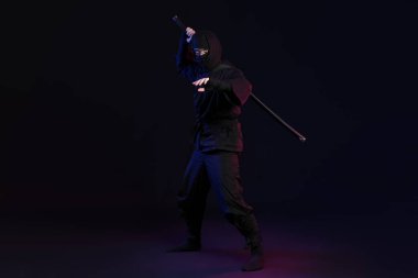 Siyah arka planda kılıç taşıyan erkek ninja.