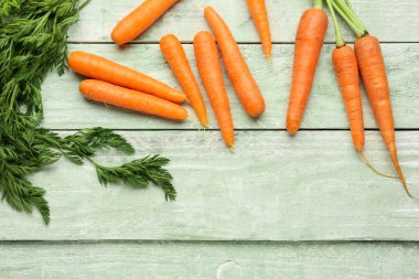 Yeşil ahşap zemin üzerinde bir sürü taze havuç