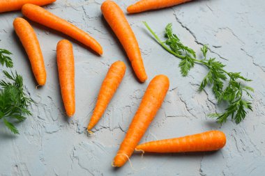 Mavi arka planda bir sürü taze havuç