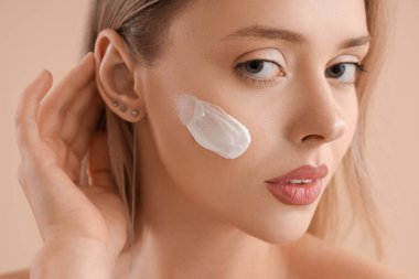 Yüzünde krem rengi bej arka planda güzel bir kadın.