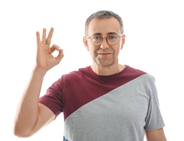 Gözlüklü olgun bir adamın portresi beyaz arka planda iyi bir jest gösteriyor