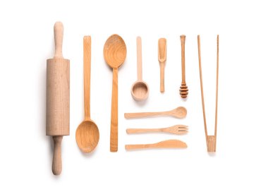 Beyaz arkaplanda izole ahşap pişirme aletleri