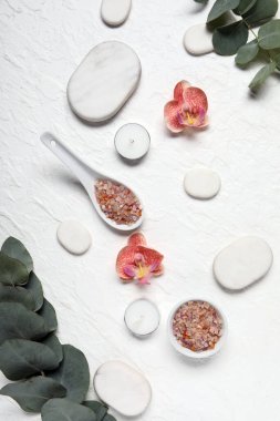 Spa malzemeleri ve hafif arka planda okaliptüs dalları olan kompozisyon