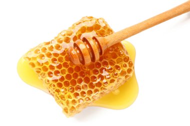 Beyaz arka planda tatlı bal peteği ve dipper
