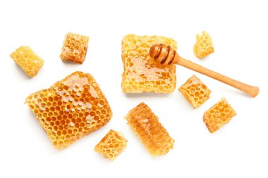 Beyaz arka planda tatlı bal petekleri ve dipper