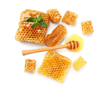 Beyaz arka planda tatlı bal petekleri ve dipper