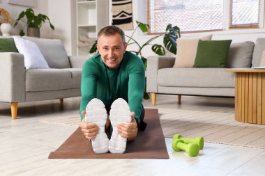 Evde sportif olgun erkek eğitimi.