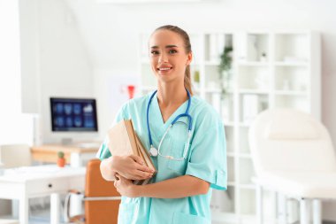 Üniversitede kitapları olan bir tıp öğrencisi.