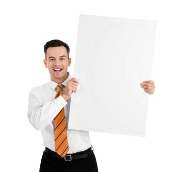 Beyaz arkaplanda boş posteri olan yakışıklı bir kamarot.