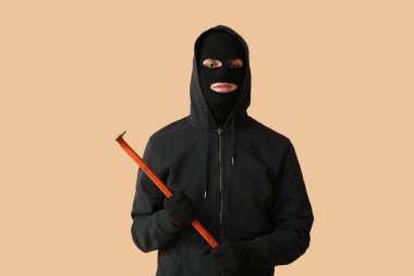 Bej arka planda levyesi olan bir erkek hırsız.