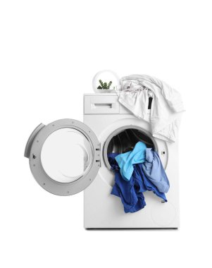 Beyaz arka planda kirli çamaşırları olan çamaşır makinesi.