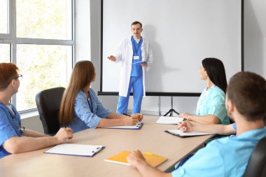 Bir grup tıp öğrencisi konferansta.