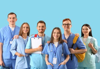 Mavi arka planda bir grup tıp öğrencisi