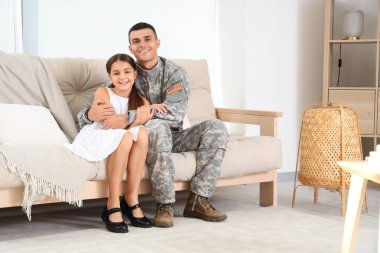 Küçük kızıyla evde kucaklaşan bir asker. Gaziler Günü kutlamaları