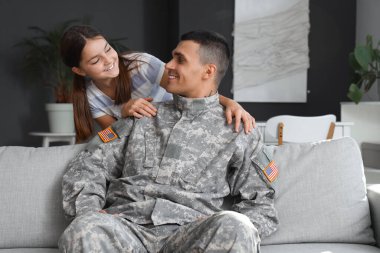 Küçük kızıyla birlikte evde bir asker. Gaziler Günü kutlamaları