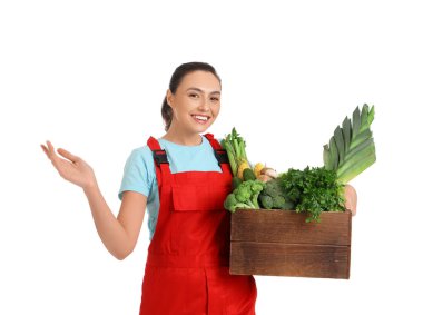 Beyaz arka planda bir kutu sebzeli kadın çiftçi.