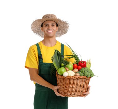 Beyaz arka planda sebze sepeti olan erkek çiftçi.